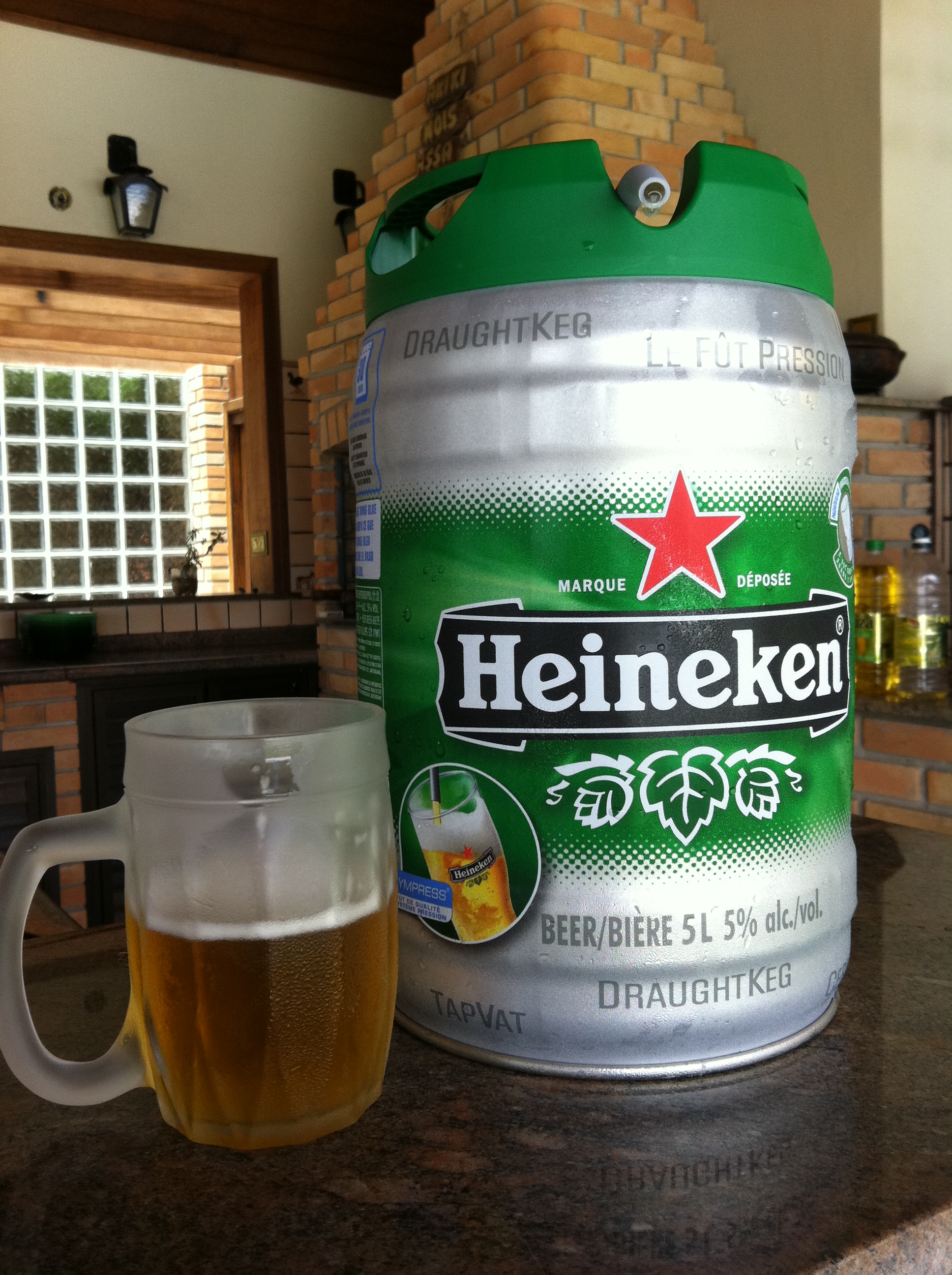 Пиво 5 литров бутылка. Бочонок Хайнекен 5л. Пиво Хайнекен 5 литров бочонок. Бочонок Хайнекен 10 литров.